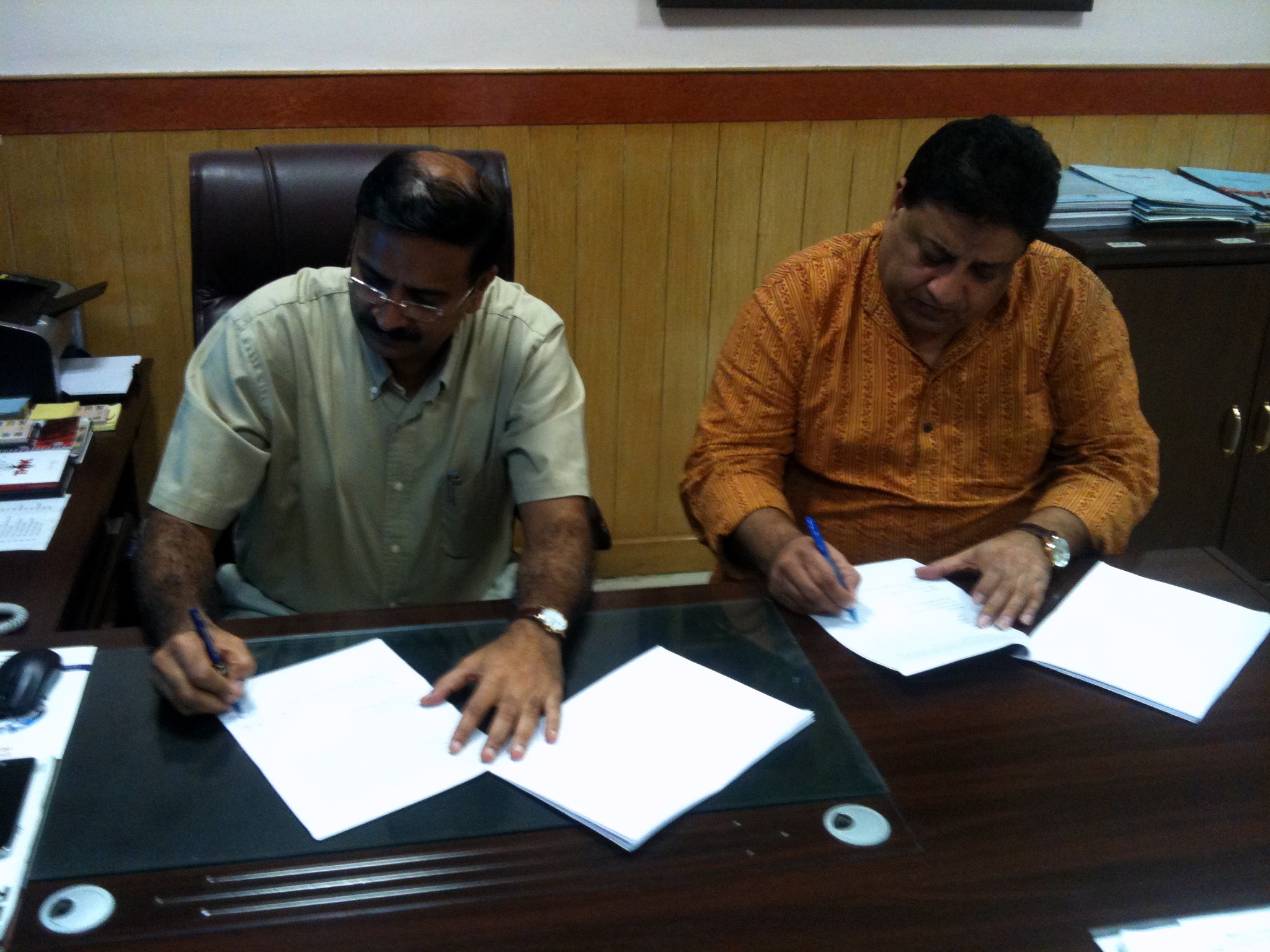 Addl DG DD Ranjan Thakur and AICF CEO Bharat Singh Signing the Agreement of FWCM Telecast on DD Sports